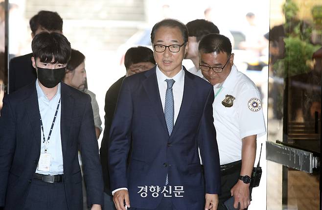 2021년 더불어민주당 전당대회 돈 봉투 살포 의혹에 관여한 혐의로 구속영장이 청구된 이성만 의원이 지난해 8월4일 서울 서초구 서울중앙지법에서 열린 영장실질심사(구속 전 피의자심문)에 출석하고 있다. 권도현 기자