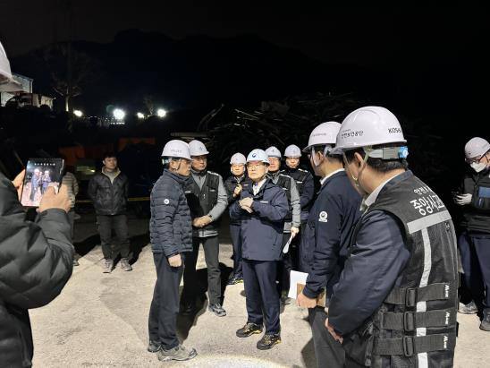 부산 기장군에 있는 폐알루미늄 수거·처리업체에서 30대 노동자가 작업 중 끼임 사고로 숨진 후 지난달 31일 이정식 고용노동부 장관이 사고 현장을 찾아 관계자들로부터 설명을 듣고 있다. 연합뉴스