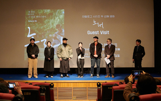 배우 심은우가 5일 서울 성북구 아리랑시네센터에서 열린 영화 ‘노래’ 시사회에서 작품을 설명하고 있다. 왼쪽부터 배우 김홍부 구시연 지현준 심은우, 이승헌 감독, 하정완 황성길 꿈이있는교회 목사. 꿈이있는교회 제공