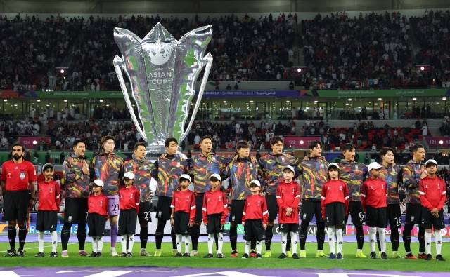 6일(현지시간) 카타르 알라이얀 아흐마드 빈 알리 스타디움 열린 2023 아시아축구연맹(AFC) 아시안컵 4강전 한국과 요르단 경기 시작에 앞서 대표팀 선수들이 애국가를 부르고 있다. 연합뉴스