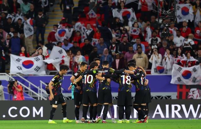 6일(현지시간) 카타르 알라이얀 아흐마드 빈 알리 스타디움 열린 2023 아시아축구연맹(AFC) 아시안컵 4강전 한국과 요르단 경기 시작 전 대표팀 선수들이 결의를 다지고 있다. 연합뉴스