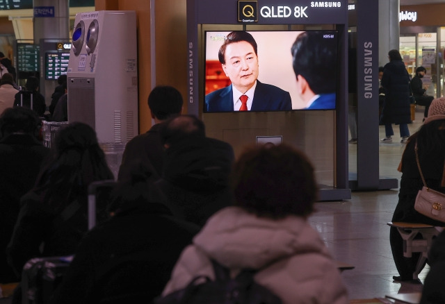 7일 오후 서울역 대합실에서 시민들이 KBS를 통해 녹화 방송되고 있는 윤석열 대통령의 특별 대담을 시청하고 있다. 연합뉴스