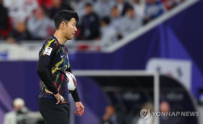 6일(현지시간) 카타르 알라이얀 아흐마드 빈 알리 스타디움 열린 2023 아시아축구연맹(AFC) 아시안컵 4강전 한국과 요르단 경기. 손흥민이 페널티킥 관련 주심의 VAR 판정을 기다리고 있다.[사진 제공 = 연합뉴스]