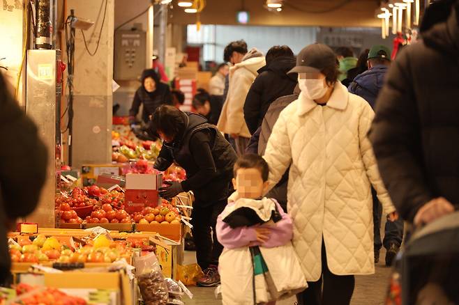 설 명절을 앞둔 주말인 지난 4일 정오께 대전 대덕구 오정농수산물시장에서 시민들이 장을 보고 있다.  연합뉴스