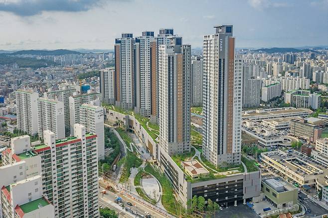 국내 최대 규모 공공지원 민간임대 아파트 '고척 아이파크' 전경.  HDC현대산업개발
