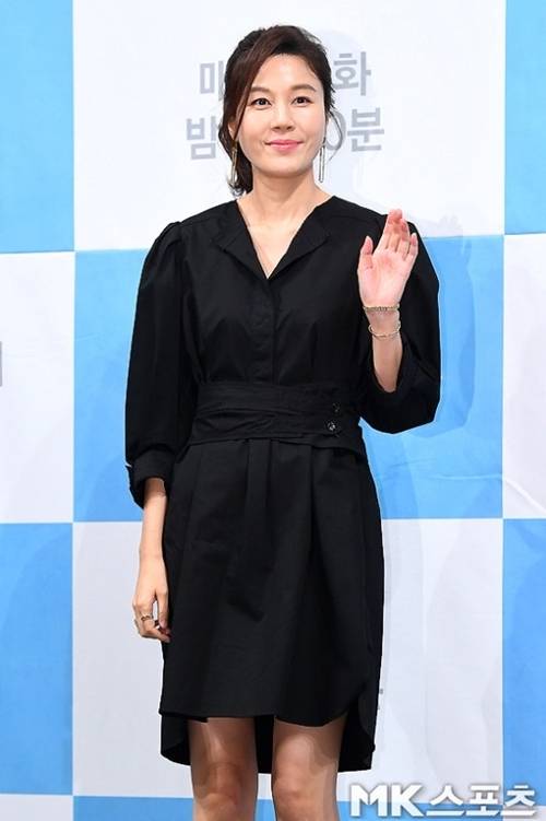 2022년 세 여자의 욕망을 그린 tvN 드라마 ‘킬힐’로 강렬한 연기를 선보인 배우 김하늘이 이번엔 기자로 변신한다. 사진 = DB