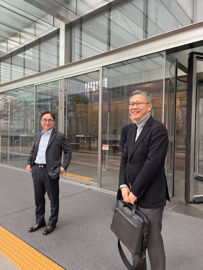 장덕현 삼성전기 사장(왼쪽)과 이정배 삼성전자 메모리사업부장(사장)이 7일 메리 바라 GM 회장과 미팅 후 서초 사옥을 나서고 있다/사진=한지연기자