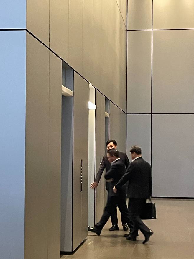 최윤호 삼성 SDI 사장(가운데)이 메리 바라 GM 회장과 미팅을 마친 후 사무실로 복귀하는 모습/사진=한지연기자