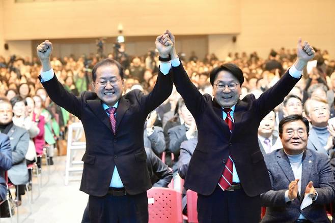 강기정 광주광역시장(오른쪽)과 홍준표 대구광역시장이 7일 오후 광주 김대중컨벤션센터에서 열린 ‘달빛철도특별법 국회통과 축하행사’에 참석해 손을 맞잡고 환호하고 있다. /사진=광주시