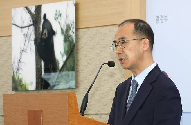 황계영 환경부 환경보건국장이 6일 정부세종청사에서 ‘어린이 환경보건 관리 대책’을 설명하고 있다.[연합]