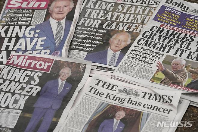 [런던=AP/뉴시스] 찰스 3세 영국 국왕이 암에 걸렸다는 소식이 알려진 뒤인 6일(현지시각) 각종 신문 1면에 이에 관한 기사가 실려 있다. 영국 왕실은 찰스 3세 국왕이 지난주 전립선 비대증 치료 중 암이 발견돼 치료를 시작했다고 밝혔으나 어떤 종류의 암인지는 밝히지 않았다. 찰스 3세는 공개 활동을 잠시 중단하고 거처인 클래런스 하우스에서 통원 치료할 것으로 알려졌다. 2024.02.06.
