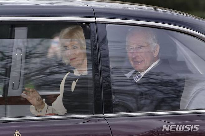 [런던=AP/뉴시스] 찰스 3세 영국 국왕과 카밀라 파커볼스 여왕이 6일(현지시간) 런던 클래런스 하우스를 나서고 있다. 버킹엄궁은 지난 5일 찰스3세가 전립선 비대증 치료 중 암을 발견해 치료를 시작했다고 밝혔다. 2024.02.07.
