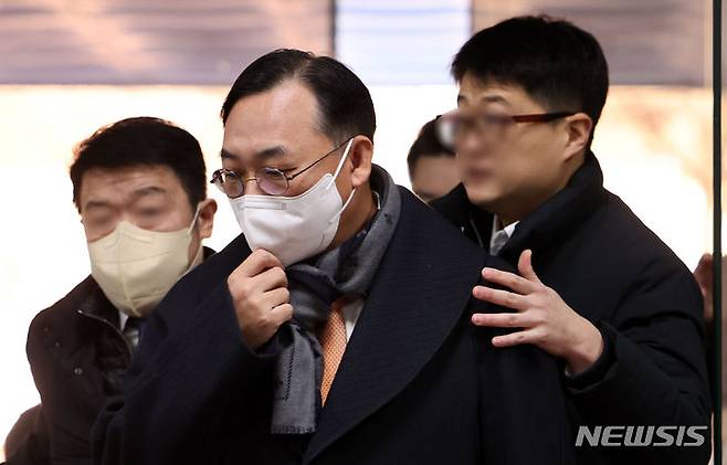 [서울=뉴시스] 백현동 개발사업 관련 수사를 무마해주겠다며 금품을 받은 혐의로 기소된 곽정기 변호사가 7일 첫 재판에서 혐의를 전면 부인했다. 사진은 곽 변호사가 지난해 12월22일 서초구 서울중앙지법에서 열린 영장실질심사에 출석하는 모습. 2023.12.22. mangusta@newsis.com