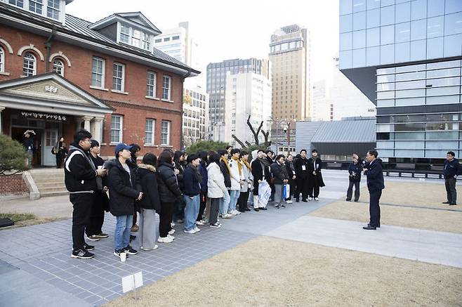 캠프 참가자들에게 인사말하는 배재대 김욱 총장 *재판매 및 DB 금지