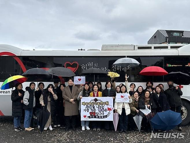 [제주=뉴시스] 제주여성가족연구원이 6일 연구원 주차장에서 사랑의 헌혈 캠페인에 동참하고 있다. (사진=제주여성가족연구원 제공) 2024.02.07. photo@newsis.com