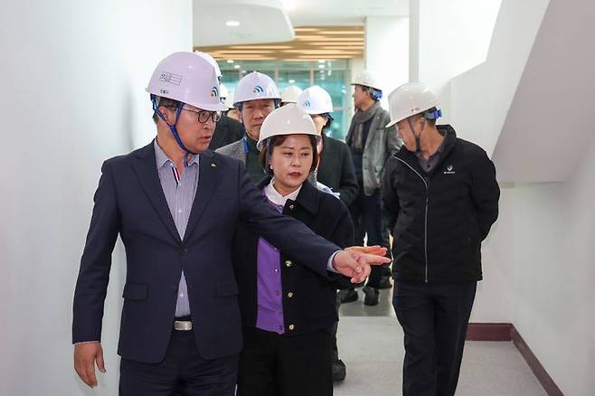 [대전=뉴시스] 조명휘 기자 = 최충규 대전 대덕구청장이 7일 신탄진권역 복합문화커뮤니티센터 조성 현장을 찾아 점검하고 있다. (사진= 대덕구 제공) 2024.02.07. photo@newsis.com *재판매 및 DB 금지