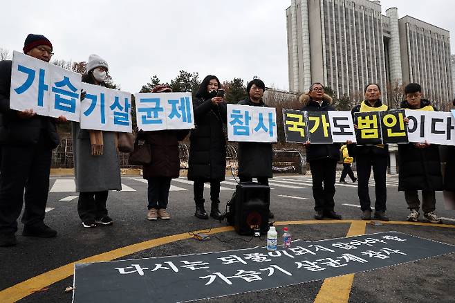 6일 오후 서울 서초동 법원 삼거리에서 환경보건시민센터 주최로 열린 '가습기살균제 참사 세퓨 제품피해 국가책임 민사소송 2심 판결에 대한 입장발표 기자회견'에서 한 피해자가 발언하고 있다. 연합뉴스