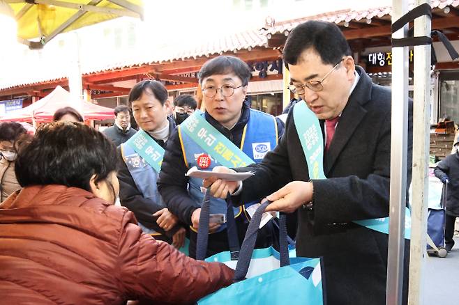 주낙영 경주시장이 중앙시장에 열린 전통시장 장보기 행사에 참석해 장을 보며 상인들을 격려하고 있다. 경주시 제공