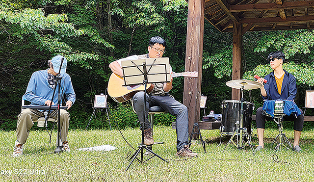 인디밴드 출신 음악인 장 대표(가운데)가 마을 행사에서 기타를 연주하고 있다. 바농