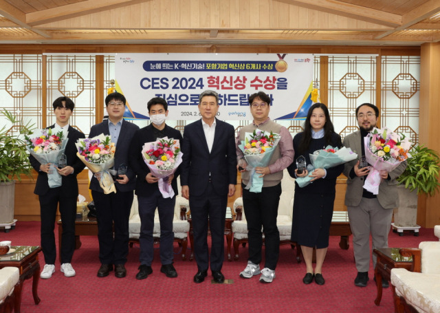 ▲이강덕 포항시장은 6일 시청 대외협력실에서 ‘CES 2024’에서 최고혁신상과 혁신상을 수상한 기업 관계자들을 초청해 간담회를 갖고 기념촬영을 하고 있다. (사진 왼쪽부터) 김지성 크림 대표이사, 최봉혁 (주)네이처글루텍 기획실장, 박명진 (주)그래핀스퀘어 포항연구소장, 이강덕 포항시장, 노상철 (주)에이엔폴리 대표이사, 정아연 플로우스튜디어(주) 대표이사, 서충모 (주)미드바르 대표이사ⓒ포항시 제공