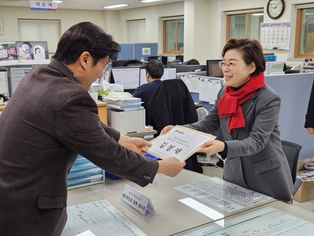 ▲김정재 국회의원이 포항시북구선관위에 제22대 총선 예비후보로 등록하고 있다.ⓒ김정재 의원실 제공