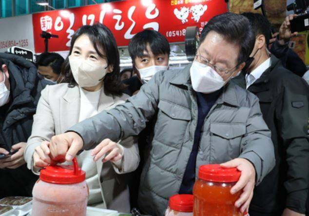 2021년 12월11일 당시&nbsp;이재명 더불어민주당 대선 후보가 아내 김혜경씨와 함께 매타버스(매주 타는 민생버스) 다섯번째 행선지로 고향인 대구·경북(TK)을 찾은 뒤&nbsp;경북 안동시 중앙신시장에서 안동식혜를 구매하고 있다.&nbsp;안동=뉴스1