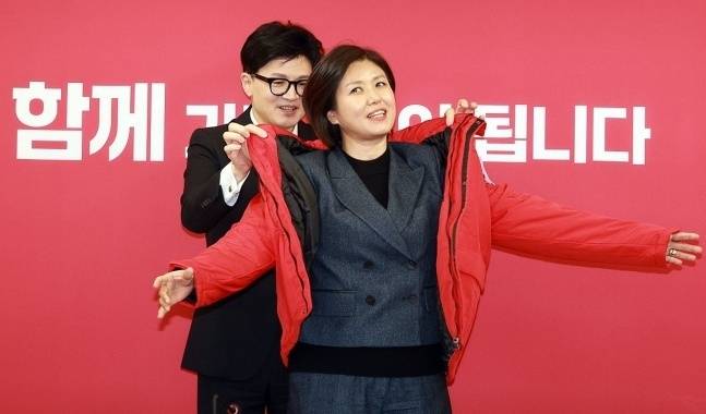 한동훈 국민의힘 비상대책위원장이 지난달 29일 오전 여의도 중앙당사에서 열린 국민인재 영입 환영식에서 진양혜 전 아나운서에게 당 점퍼를 입혀주고 있다. 연합뉴스