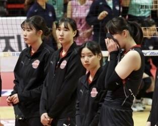 박정아(오른쪽·페퍼저축은행)가 6일 페퍼스타디움에서 열린 GS칼텍스와의 경기에서 세트 스코어 2-3으로 역전패를 당한 뒤 유니폼으로 얼굴을 감싸고 있다. 광주 연합뉴스