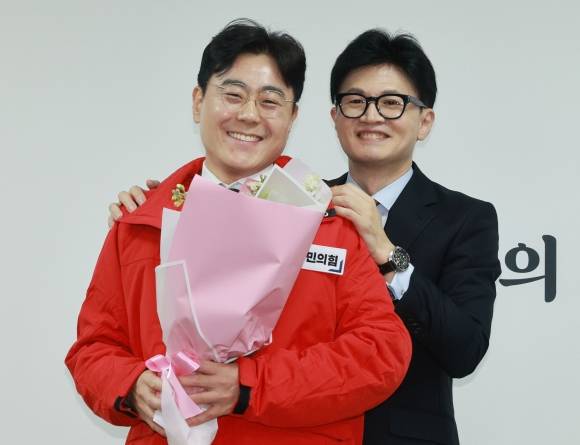 국민의힘 한동훈 비상대책위원장이 7일 오후 서울 여의도 국민의힘 중앙당사에서 열린 국민인재 영입 환영식에서 이영훈 전 JC(한국청년회의소)중앙회장과 기념촬영을 하고 있다. 연합뉴스
