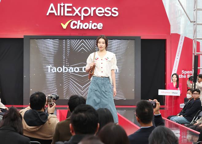 지난해 3월9일 서울 강남구 코엑스의 알리익스프레스 팝업스토어에서 모델들이 패션쇼를 하고 있다. ⓒ연합뉴스