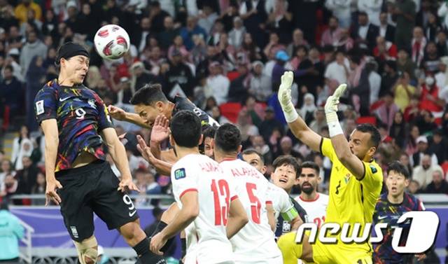 헤더슛하는 조규성(왼쪽). /사진=뉴스1 제공