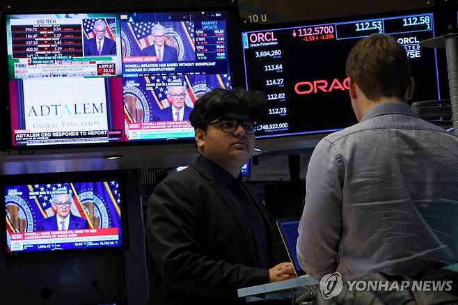 NYSE 입회장에서 일하는 트레이더들의 모습 [연합뉴스 자료사진]