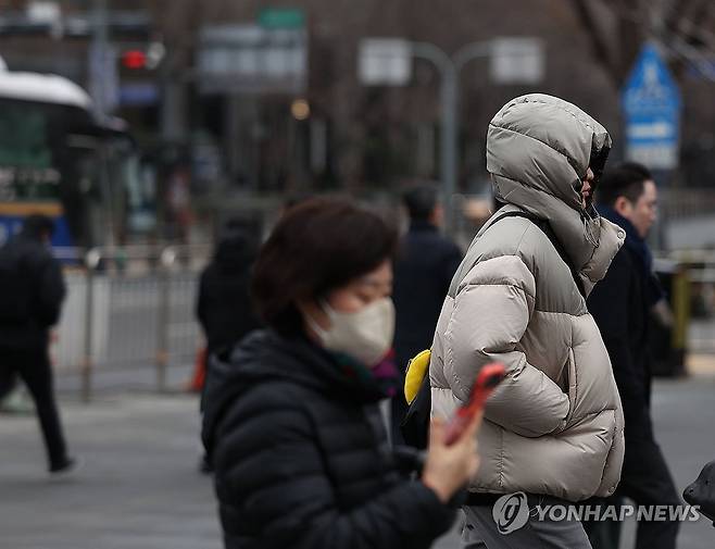 살짝 쌀쌀해진 출근길 (서울=연합뉴스) 이지은 기자 = 아침 기온이 전날 보다 떨어진 6일 오전 서울 광화문사거리에서 시민들이 이동하고 있다. 2024.2.6 jieunlee@yna.co.kr