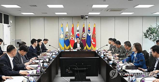 국방부, 국방예산 집행 점검회의 개최 (서울=연합뉴스) 7일 서울 용산구 국방부 본관 중회의실에서 열린 '24년 국방예산집행점검 회의'에서 김선호 국방부 차관과 국방부 관련부서 국장, 각 군 기획관리참모부장, 국군재정관리단장 등 국방예산 관련 주요 직위자들이 민생경제 활성화를 위한 상반기 국방예산 신속집행 계획 및 추진방안을 논의하고 있다. 2024.2.7 [국방부 제공. 재판매 및 DB 금지] photo@yna.co.kr