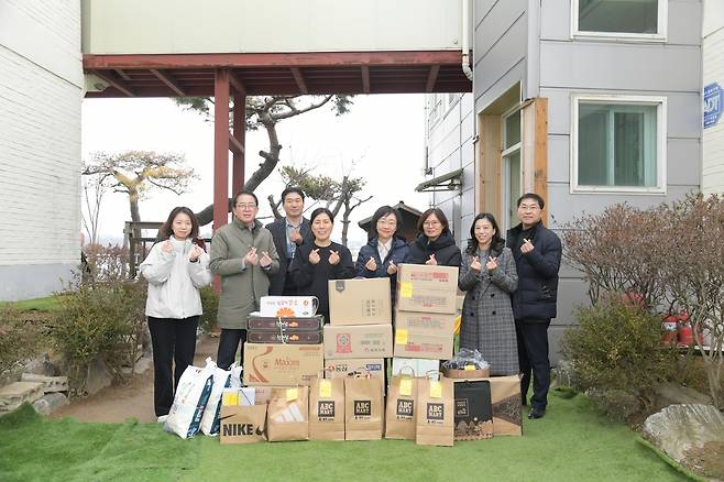 7일 충북 청주시 아동보호시설 해오름집에서 오유경 식품의약품안전처장 등이 위문품을 전하고 있다. [식품의약품안전처 제공]