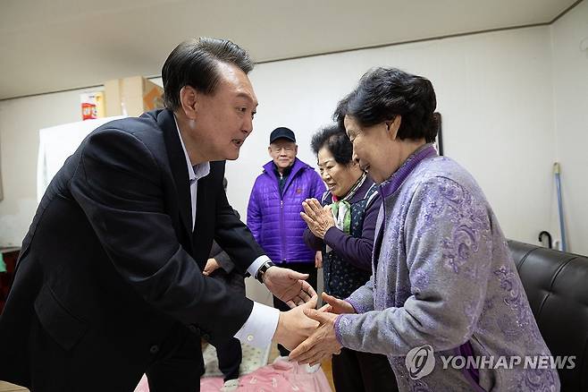 윤석열 대통령, 어르신들에게 새해 인사 (서울=연합뉴스) 진성철 기자 = 윤석열 대통령이 7일 서울 강북구의 한 미등록 경로당을 방문해 어르신들에게 새해 인사를 하고 있다.  2024.2.7  [대통령실 제공. 재판매 및 DB 금지] zjin@yna.co.kr