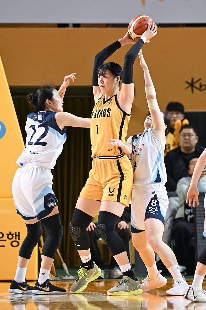 7일 신한은행 전에서 리바운드를 따내는 KB 박지수(가운데) [WKBL 제공. 재판매 및 DB 금지]