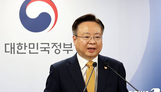 조규홍 보건복지부 장관이 6일 서울 종로구 정부서울청사에서 의과대학 입학정원 확대 방안에 대해 발표하고 있다. 2024.2.6/뉴스1