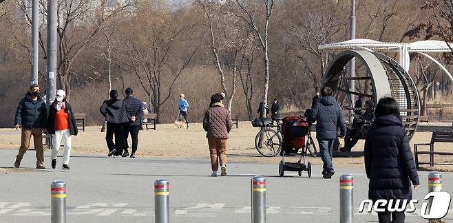 봄의 시작을 알리는 절기상 입춘(立春)인 4일 오후 서울 반포 한강공원에서 시민들이 산책을 하고 있다. 한편 이날 서울 낮기온은 12도로 영상 10도 이상인 입춘을 맞는 것은 지난 1973년(11.4도) 이후 51년만이다. 2024.2.4/뉴스1 ⓒ News1 김진환 기자