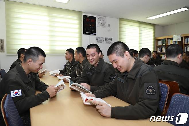 국방부는 동절기에 따뜻한 병영 생활 여건을 보장하기 위해 지난 1월부터 입대하는 병사들에게 플리스형 스웨터를 보급하고 있다고 8일 밝혔다. 1월 초 입대한 병사들은 이날부터 설 연휴 전후로 자대에 배치, 플리스형 스웨터와 함께 자대에서의 따뜻한 병영생활을 이어간다. 사진은 육군 36사단 신병교육대대 소속 병사들이 플리스형 스웨터를 입고 생활하는 모습. (국방부 제공) 2024.2.8/뉴스1