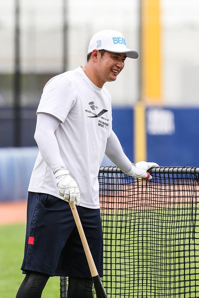두산 김재환이 호주 블랙타운 인터내셔널 베이스볼파크에서 밝은 표정으로 훈련하고 있다. 사진 | 두산 베어스