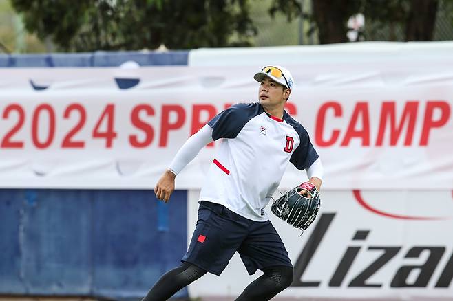 두산 김재환이 호주 블랙타운 인터내셔널 베이스볼파크에서 진지한 표정으로 수비 훈련하고 있다. 사진 | 두산 베어스