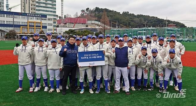 의류지원 후 기념사진을 촬영한 창원공업고 야구팀 선수들과 민동근 NC 스카우트팀장. 사진 | NC 다이노스