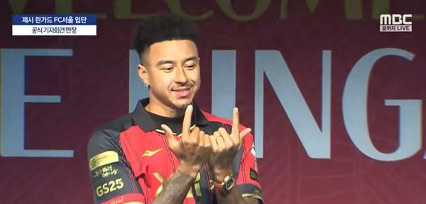 시그니처 포즈를 취하는 제시 린가드. ⓒ유튜브 엠빅뉴스 캡처