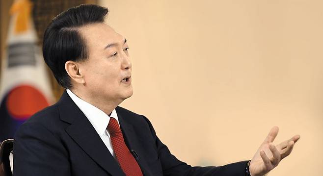 윤석열 대통령이 지난 4일 서울 용산 대통령실에서 KBS와 신년 대담 사전 녹화를 하고 있다. 녹화된 대담은 '특별 대담 대통령실을 가다'라는 제목으로 7일 오후 10시부터 100분간 방영됐다. /대통령실