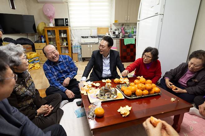 윤석열 대통령이 지난 7일 서울 강북구의 한 미등록 경로당을 방문해 어르신들에게 새해 인사를 하고 있다./연합뉴스