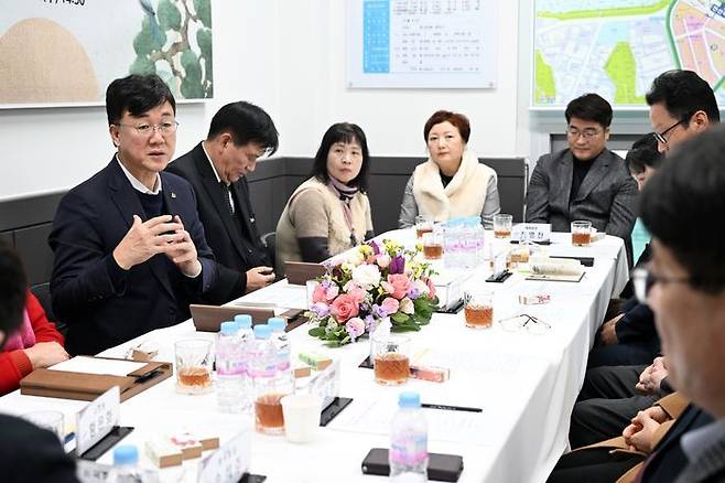 이민근(왼쪽)안산시장이 동 행정복지센터를 찾아 올해 주요 시정을 설명하고 있다. ⓒ안산시 제공