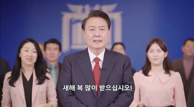 대통령실은 8일 윤 대통령이 민족 최대 명절인 설을 맞아 대통령실 합창단 '따뜻한 손'과 함께 대국민 설 메시지를 노래로 전했다고 밝혔다. ⓒ대통령실 영상 갈무리