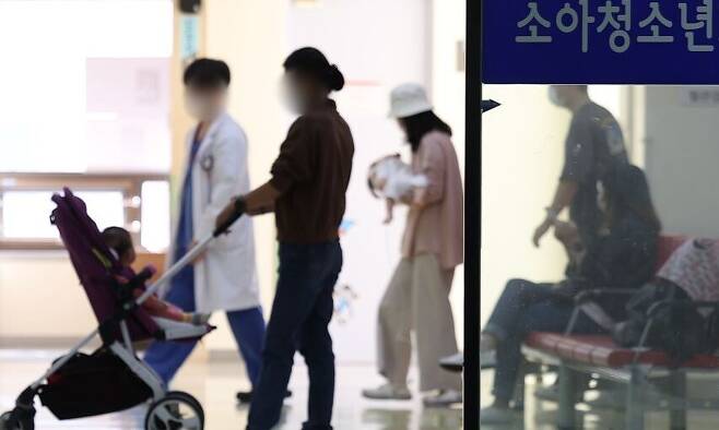 대구의 한 병원 소아청소년과에서 진료를 기다리는 시민들. 연합뉴스