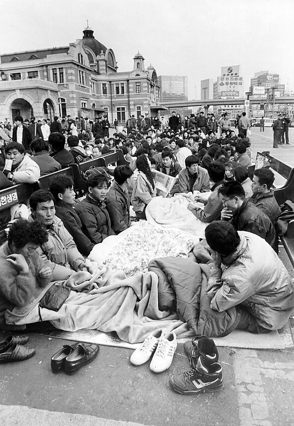 1994년 2월 10일 설날 귀향 열차표 예매가 시작된 1993년 11월 8일 오전 서울역 광장이 하루 전날인 7일부터 줄을 선 시민들로 붐비고 있다. 한겨레 자료사진